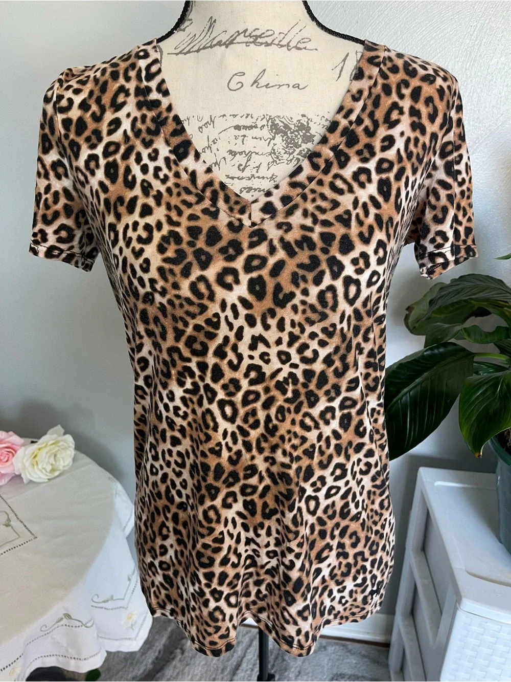 PINK Victoria’s Secret Leopard Print V Neck Tee Size L Animal Print Top